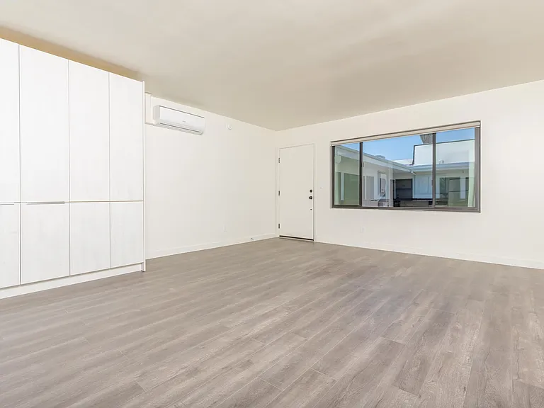 1330 N Martel Ave — Photo 27