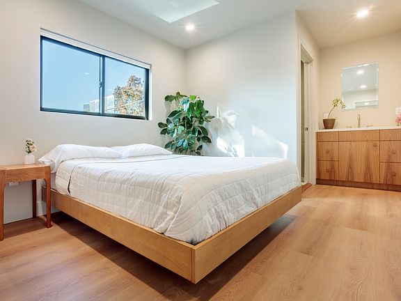 5th image of 859 N Mansfield Ave #4