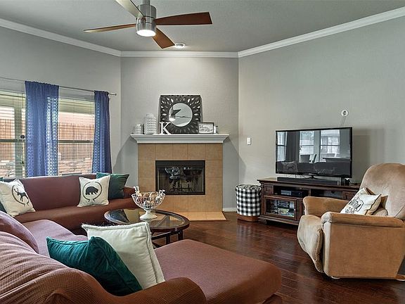 5th image of 508 Crown Oaks Dr
