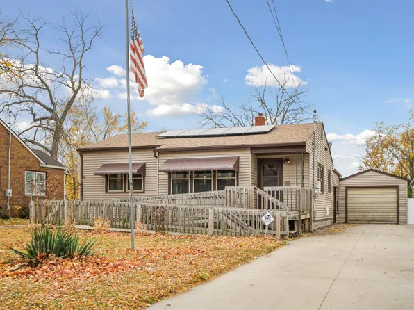 122 S Hackett Rd, Waterloo, IA 50701