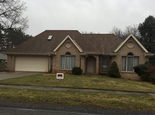 102 Crabtree Dr, Coraopolis, PA 15108