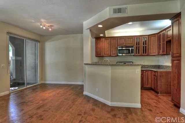 2 bed, 2.5 bath, 1200 sqft, $3,700 — Photo 2