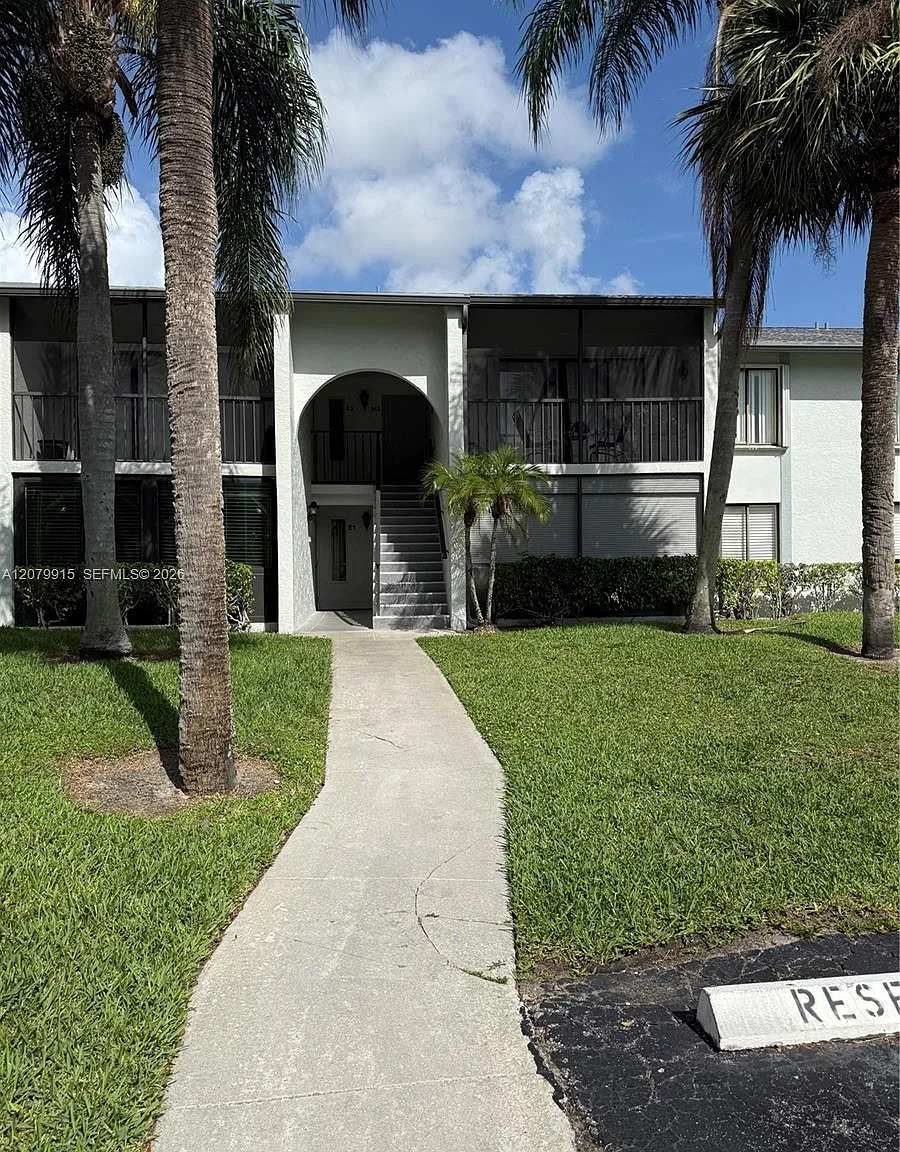 Palm Club Village I Condo — Photo 1