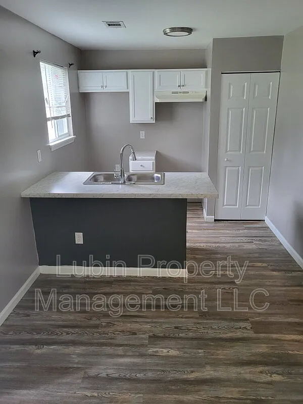 2 bed, 1.0 bath, $699 — Photo 2