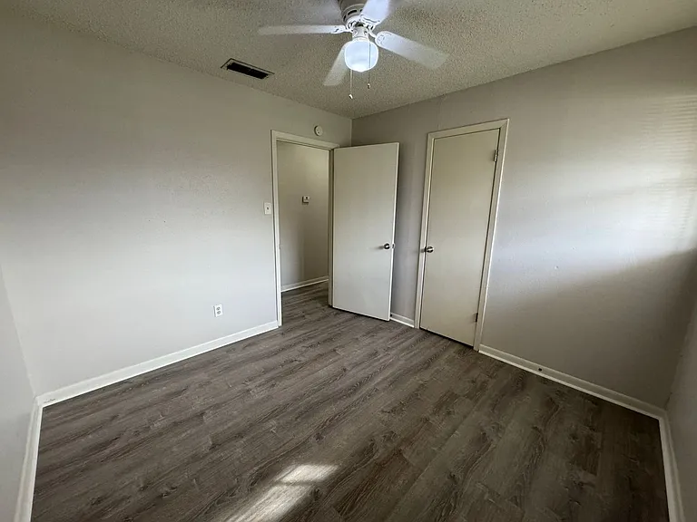 1402 Hammond Dr — Photo 32