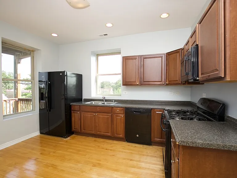 2537 N Kildare Ave #M06R — Photo 4