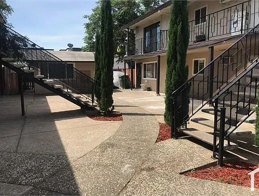 2 bed, $1,300 — Photo 1