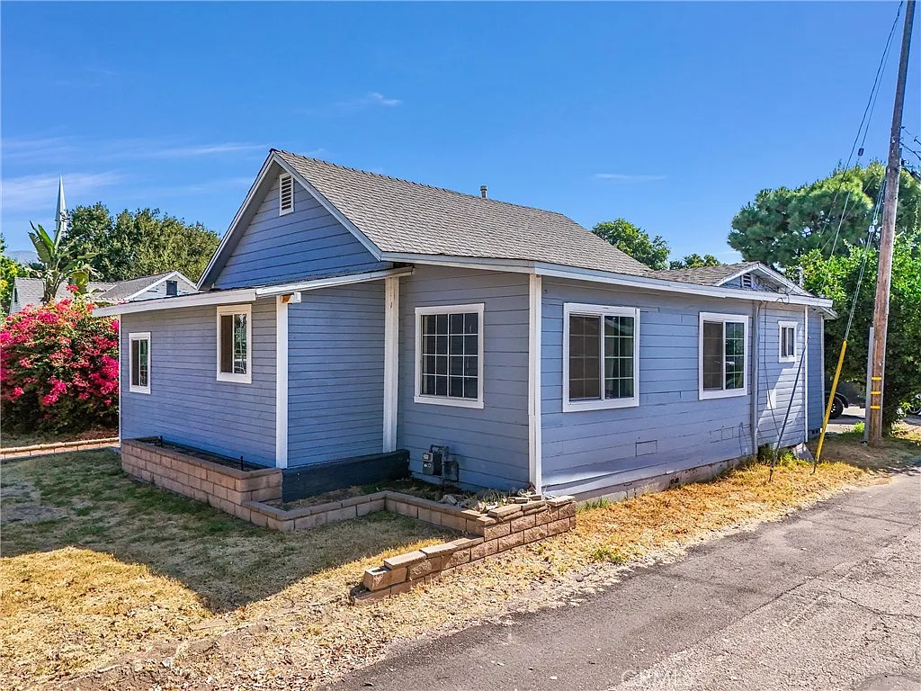 2532 N White Ave photo 1