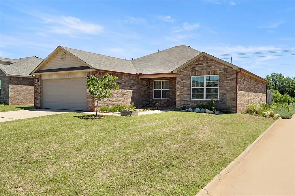3 bed, 2.0 bath, 1639 sqft, $1,770 — Photo 3