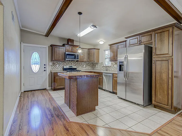 1410 Kamar Dr — Photo 6