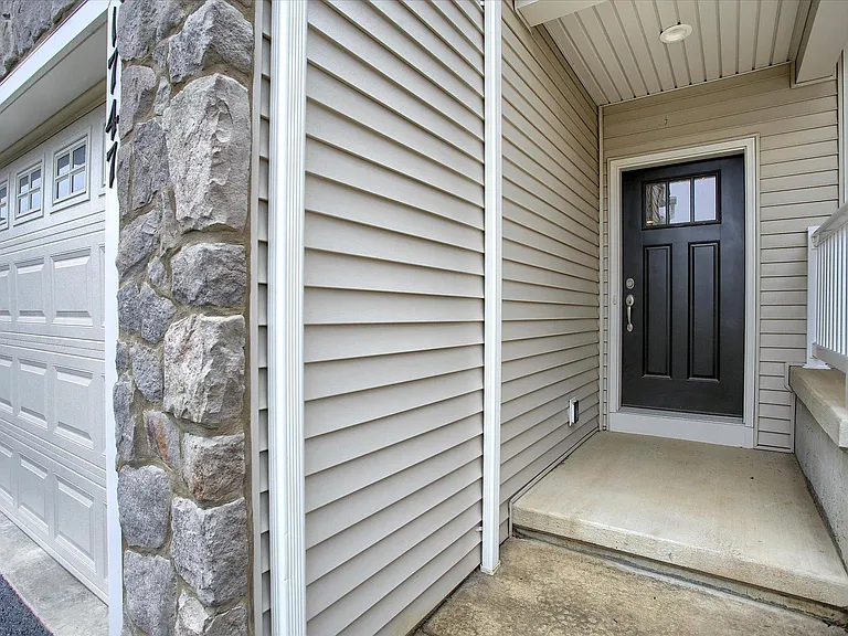 1747 Shady Ln Mechanicsburg