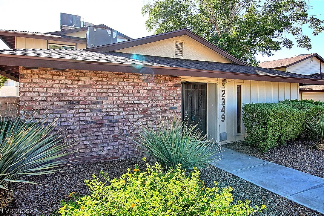 2 bed, 1.0 bath, 957 sqft, $1,295 — Photo 1