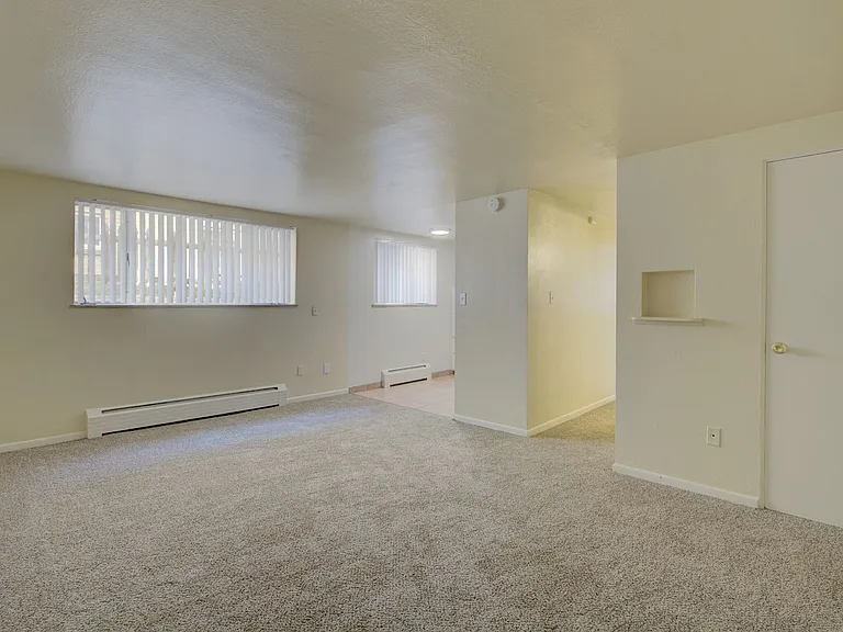4720 E 8th Ave — Photo 2