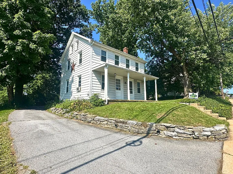 1404 E Newport Rd — Photo 1