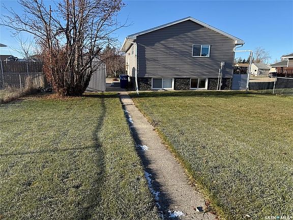 3rd image of 2223 2nd St NE