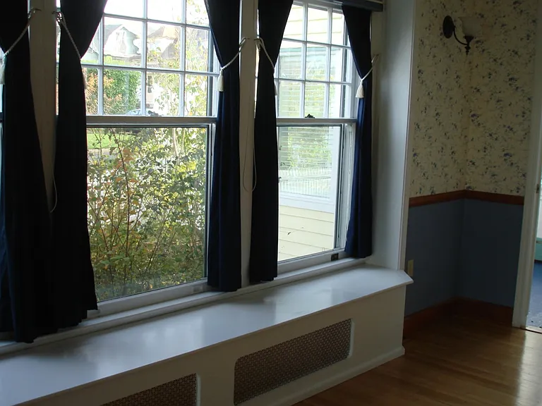 Dining Room Window Seat
Windows Bring in Bright Daylight
Drapes Accent the Windows