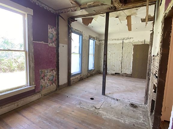 3rd image of 114 Wibaux St N