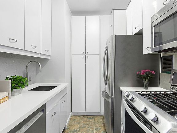 3rd image of 255 E 49th St APT 4A