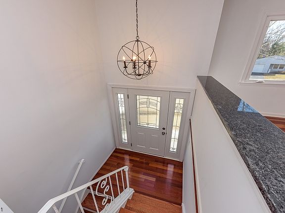 3rd image of 90 Peddlers Ln