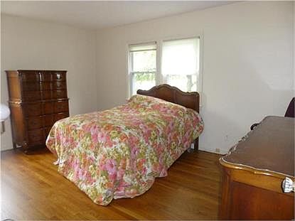 5th image of 23-22 Watkins Ave #1X