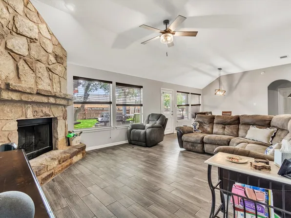 208 Cailin Ct, Burnet, TX 78611