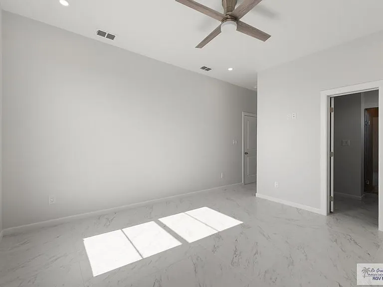 6941 Diamond Cove Dr — Photo 20