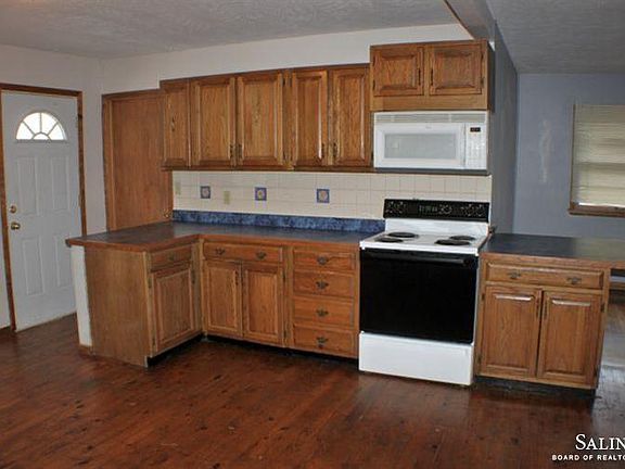 4th image of 1015 Scott Ave