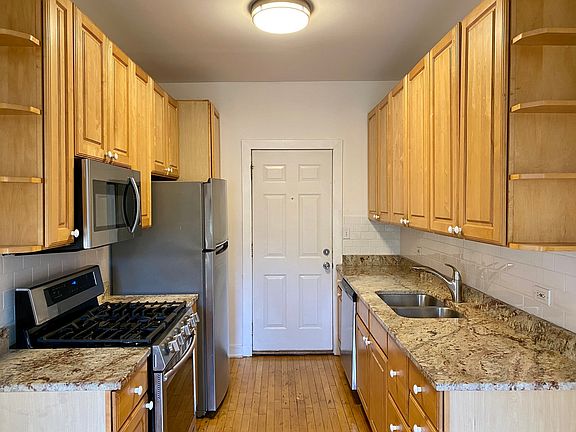 5th image of 611.5 W Arlington Pl #2N