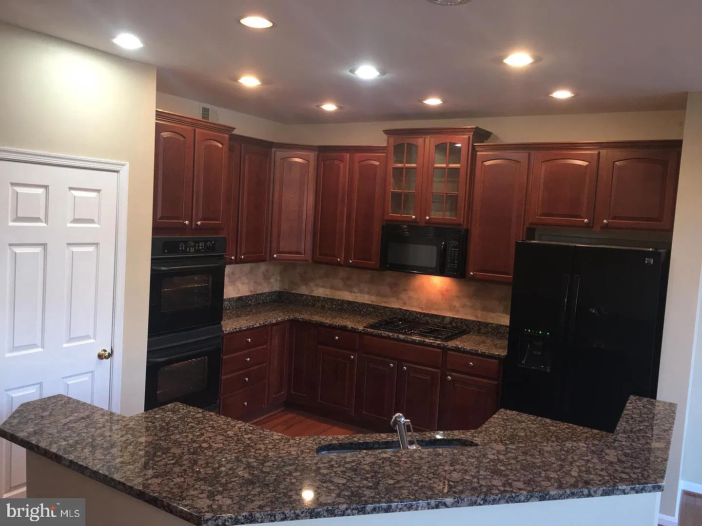 3 bed, 3.5 bath, 2590 sqft, $2,975 — Photo 3