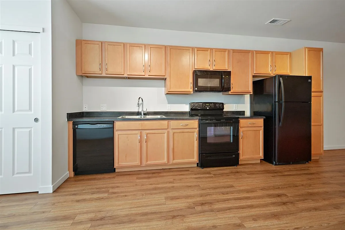 District 475 — Photo 1