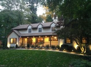 39 Round Hill Rd, Kinnelon, NJ 07405