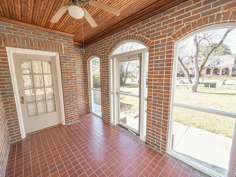 3355 Lexington Rd — Photo 3
