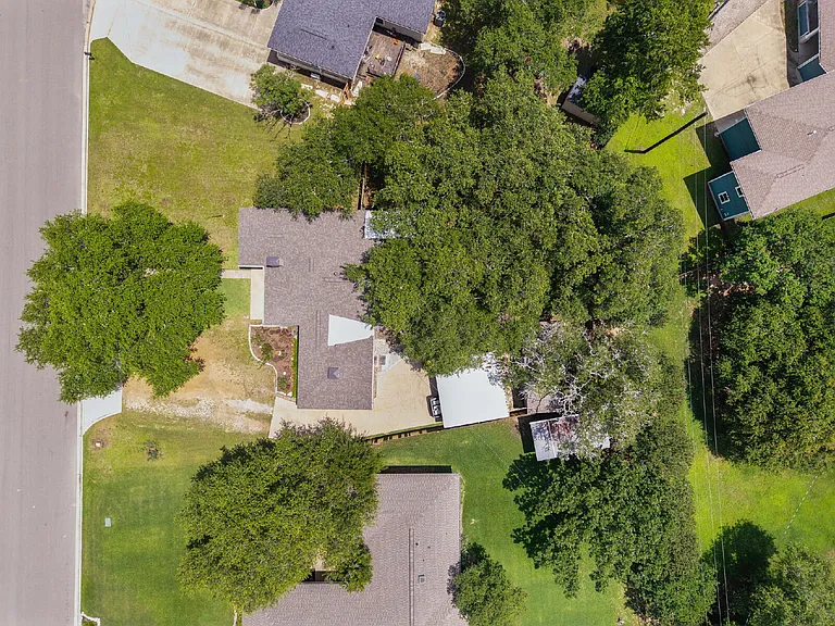1030 Walton Dr — Photo 2