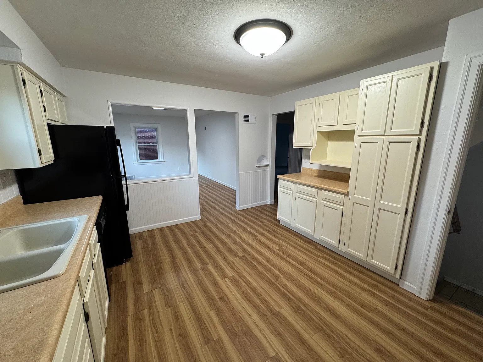 3 bed, 1260 sqft, $2,300 — Photo 3