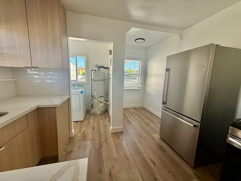 5115 De Longpre Ave — Photo 8