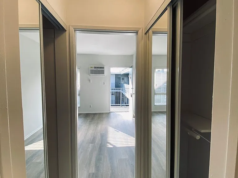 13860 Burbank Blvd — Photo 27