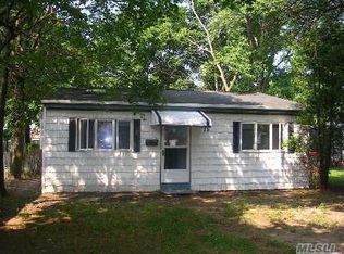 28 Santapogue Ct, West Babylon, NY 11704