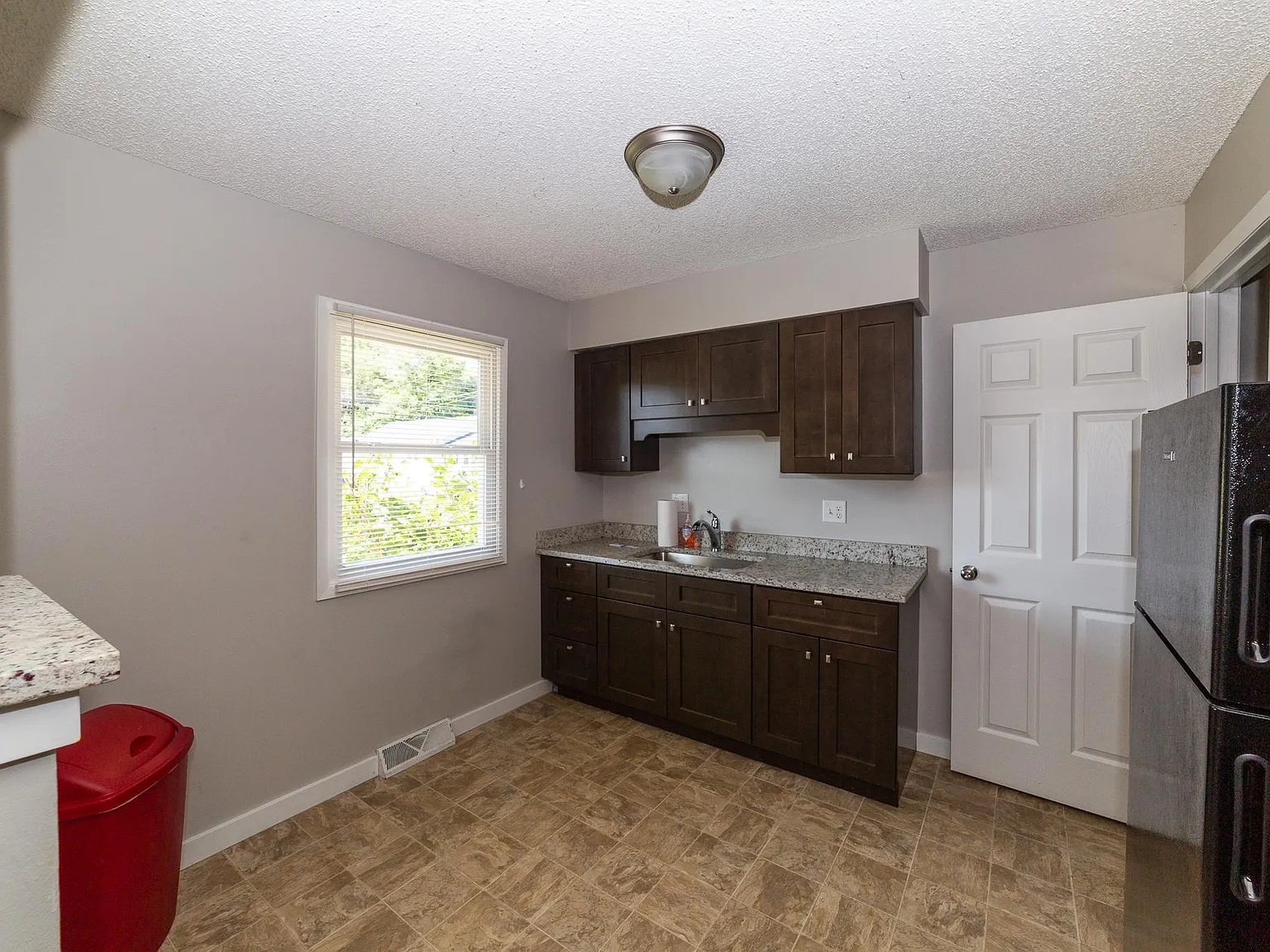 905 Emma Ave — Photo 2