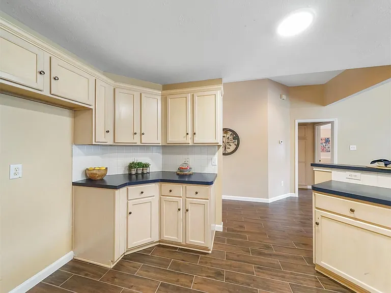5219 Bay Pines Dr — Photo 10