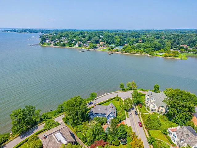 6 bed, 4.0 bath, 4136 sqft, $9,800 — Photo 1