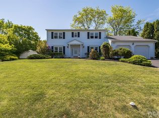 15 Rochelle Dr, Kendall Park, NJ 08824