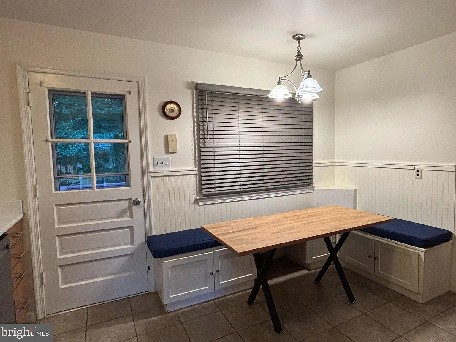 5 bed, 3.0 bath, 2446 sqft, $4,195 — Photo 3