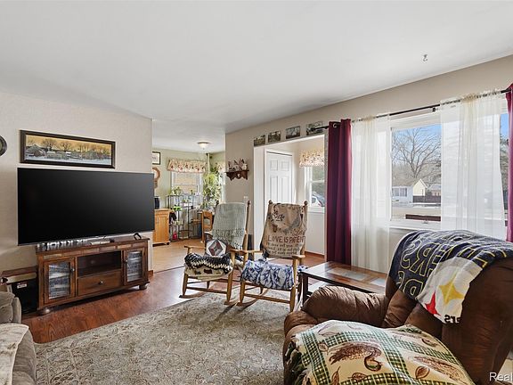 5th image of 433 Haze St