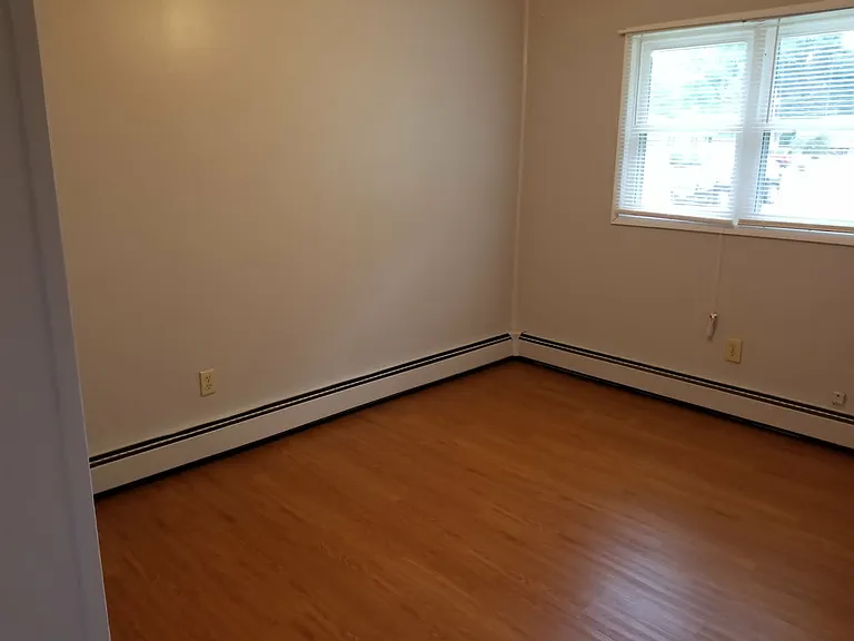 327 Moody St E — Photo 6