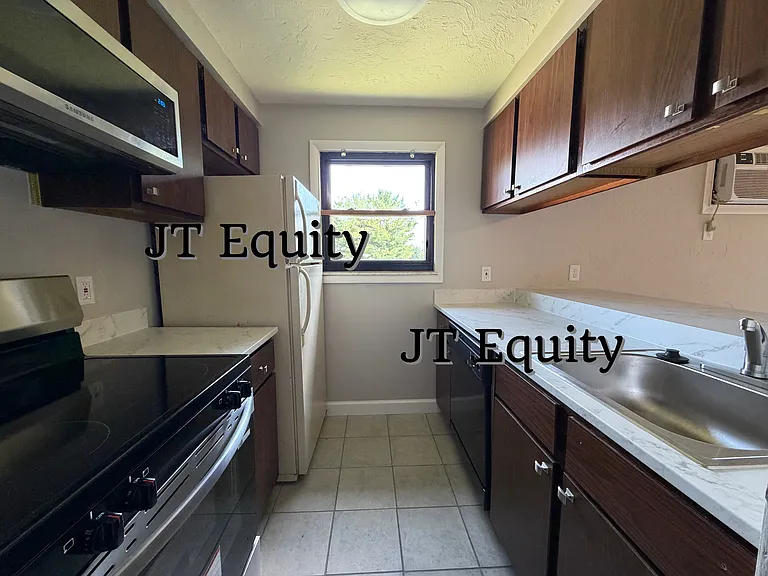 192 Brunswick Dr #F — Photo 3