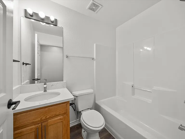 404 W Day St — Photo 6