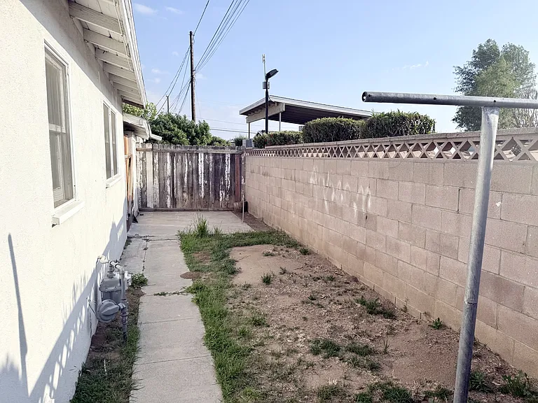 24452 Myers Ave — Photo 13