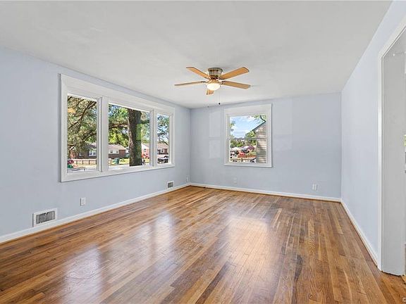 4th image of 2330 Lenora Ln
