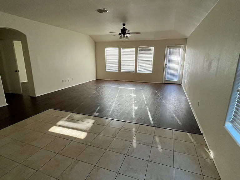5809 Thoroughbred Ct — Photo 7
