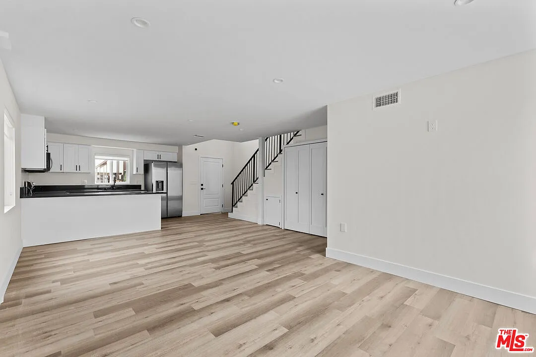2 bed, 2.5 bath, 1300 sqft, $4,800 — Photo 3